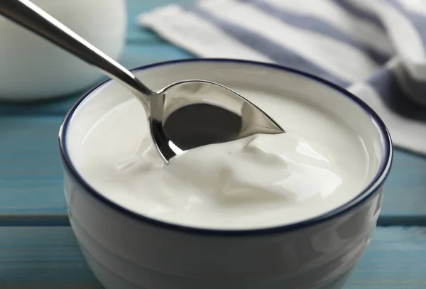 Comendo Iogurte Saboroso Tigela Mesa Madeira Azul Clara Closeup — Fotografia de Stock