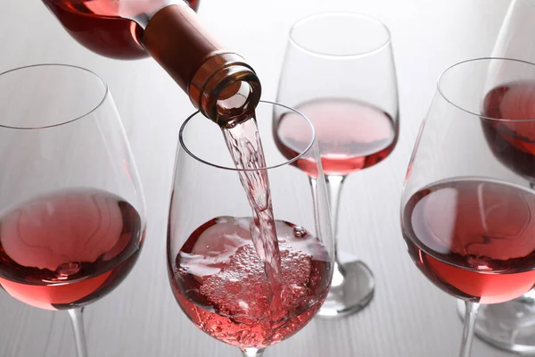 Verter Vino Rosa Botella Vasos Mesa Madera Primer Plano — Foto de Stock