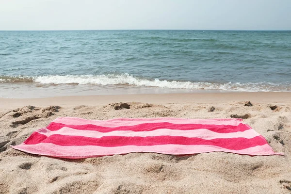 Toalla Rayas Rosadas Arena Playa Cerca Del Mar — Foto de Stock