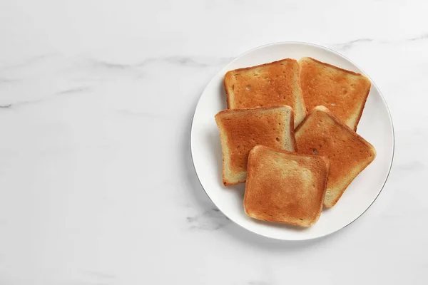 白い大理石のテーブルの上においしいトーストパン のスライス トップビュー テキストのスペース — ストック写真