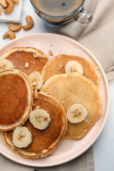 Sabrosos Panqueques Con Plátano Rodajas Servidos Mesa Puesta Plana — Foto de Stock