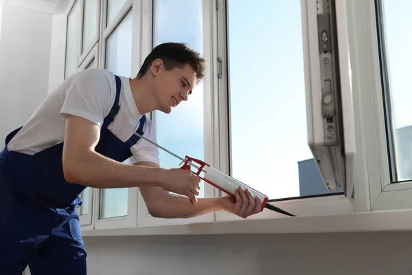 Worker Sealing Plastic Window Caulk Indoors Installation Process — Stockfoto