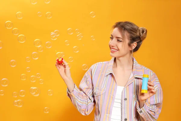 Jeune Femme Soufflant Des Bulles Savon Sur Fond Jaune Espace — Photo