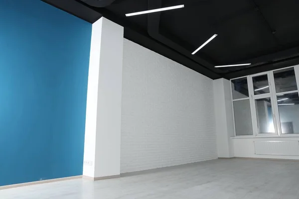 Cuarto Oficina Vacío Con Techo Negro Ventanas Limpias Diseño Interiores — Foto de Stock