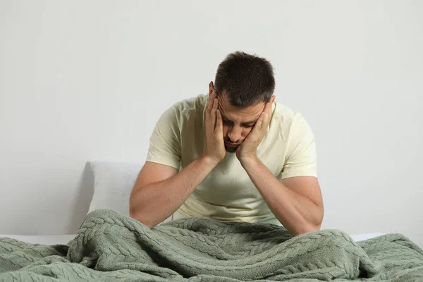 Ύπνος Στερημένος Άνθρωπος Κάθεται Στο Κρεβάτι Στο Σπίτι — Φωτογραφία Αρχείου