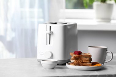 Tost makinesi, kavrulmuş ekmek ve kahve açık gri mermer masada, mesaj için yer var. Lezzetli kahvaltı.