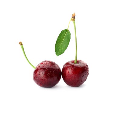Olgun tatlı kirazlar, beyaz üzerine izole edilmiş su damlaları.
