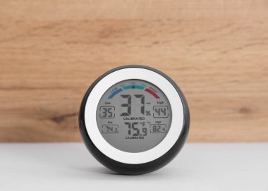 Beyaz masada termometresi olan dijital higrometre