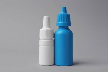 Gri arka planda tıbbi damlalar