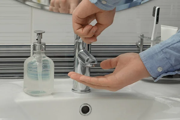 Mann Mit Wasserhahn Zum Händewaschen Bad Nahaufnahme — Stockfoto