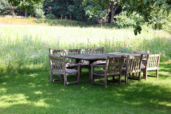 Empty Wooden Table Bench Chairs Garden — Fotografia de Stock