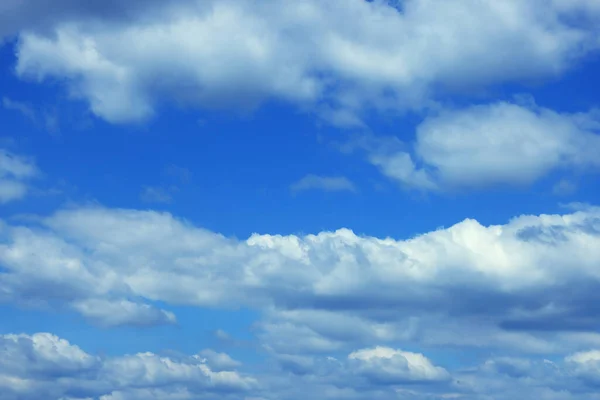 ふわふわの白い雲が広がる青空の絵のような景色 — ストック写真