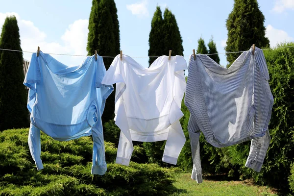 きれいな服は庭の洗濯ラインにかかっている 洗濯乾燥 — ストック写真