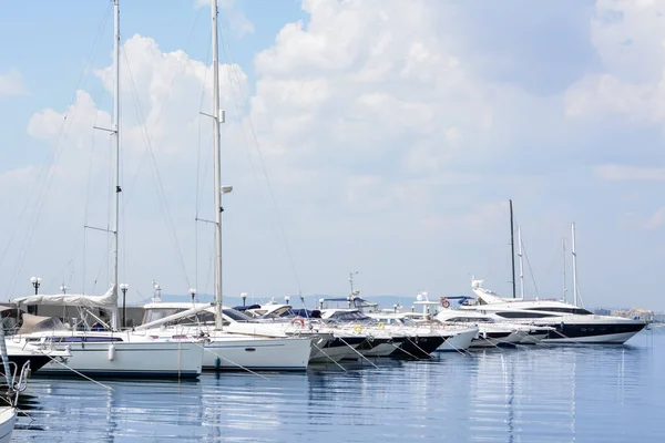 Hermosa Vista Del Muelle Ciudad Con Barcos Amarrados Día Soleado — Foto de Stock