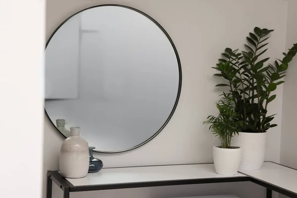 Stylový Interiér Chodby Kulatým Zrcadlem Krásnými Zelenými Rostlinami — Stock fotografie