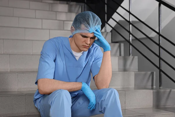 Erschöpfter Arzt Sitzt Krankenhaus Auf Treppe — Stockfoto