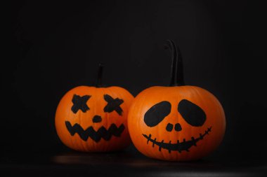 Cadılar Bayramı kutlaması. Karanlıkta yüzleri çizilmiş balkabakları.