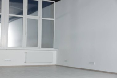 Boş bir ofis odası, temiz bir pencere ve beyaz duvarlar. İç tasarım