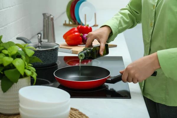 Woman Pouring Cooking Oil Bottle Frying Pan Kitchen Closeup — Stock Photo, Image