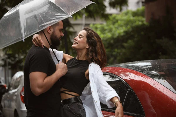 Unga Par Med Paraply Njuter Tid Tillsammans Regn Stadens Gata — Stockfoto