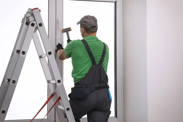 Trabalhador Usando Martelo Para Instalação Janela Vidros Duplos Dentro Casa — Fotografia de Stock