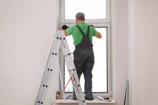 Trabalhador Uniforme Instalar Janela Vidros Duplos Dentro Casa Visão Traseira — Fotografia de Stock