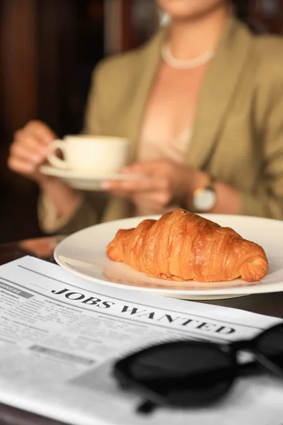 Kobieta Siedzi Filiżanką Gorącego Napoju Przy Stole Skupić Się Croissant — Zdjęcie stockowe