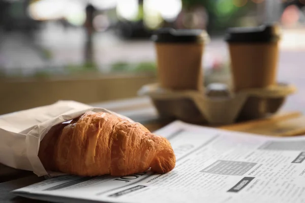 Leckere Croissants Zeitungen Und Pappbecher Kaffee Auf Holztisch Freien — Stockfoto