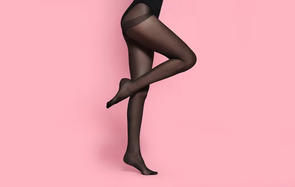 Vrouw Draagt Zwarte Panty Roze Achtergrond Close — Stockfoto