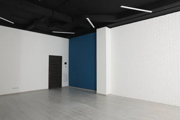 Cuarto Oficina Vacío Con Techo Negro Puerta Diseño Interiores — Foto de Stock