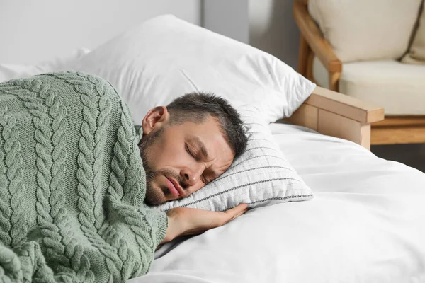 Cansado Homem Dormindo Cama Casa — Fotografia de Stock