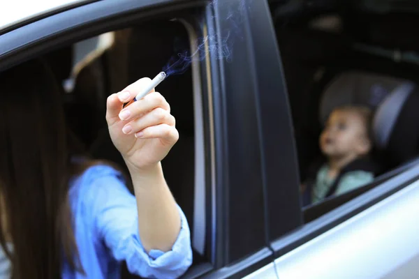 Moeder Met Sigaret Kind Auto Close Rook Niet Buurt Van — Stockfoto