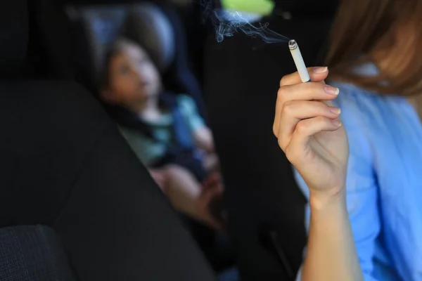 Mãe Com Cigarro Criança Carro Close Não Fume Perto Crianças — Fotografia de Stock