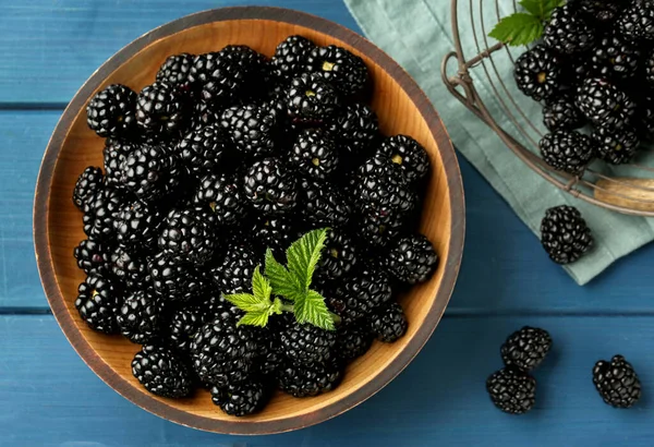 Verse Rijpe Bramen Blauwe Houten Tafel Plat Gelegd — Stockfoto