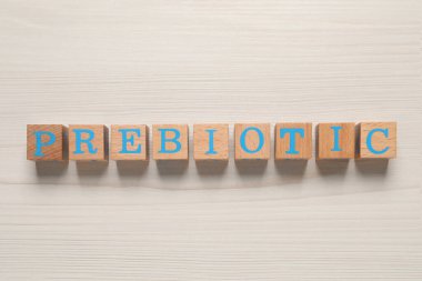 Tahta masadaki harfli küplerden yapılmış kelime prebiyotiği.