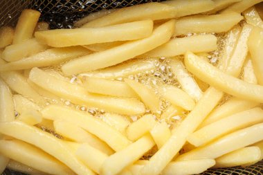 Lezzetli patates kızartması pişiriyorum, sıcak yağda, yakından.