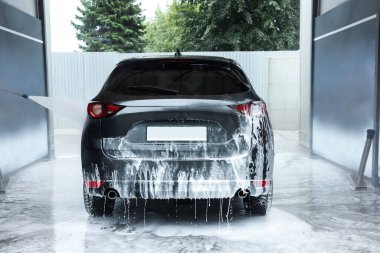 Araba yıkamada yüksek basınçlı su jeti ile oto yıkama.
