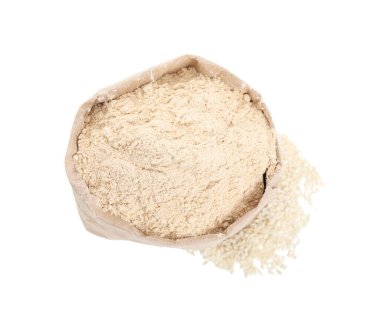 Üzerinde susam unu ve tohumlar olan kağıt torba beyaz, üst görünümde izole