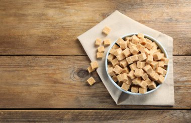 Kahverengi şeker küpleri ahşap masada, düz yatıyordu. Metin için boşluk