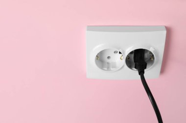 Pembe duvarda prize takılı güç prizleri, mesaj için boşluk. Elektrik arzı