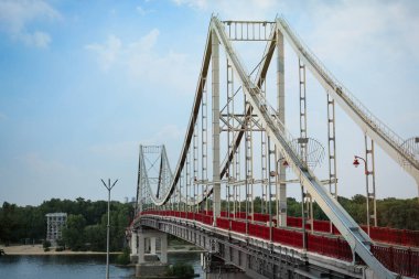 KYIV, UKRAINE - 11 Ağustos 2022: Dnipro Nehri üzerindeki modern yaya parkı köprüsünün güzel manzarası