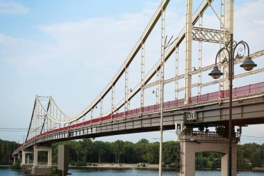 KYIV, UKRAINE - 11 Ağustos 2022: Dnipro Nehri üzerindeki modern yaya parkı köprüsünün güzel manzarası