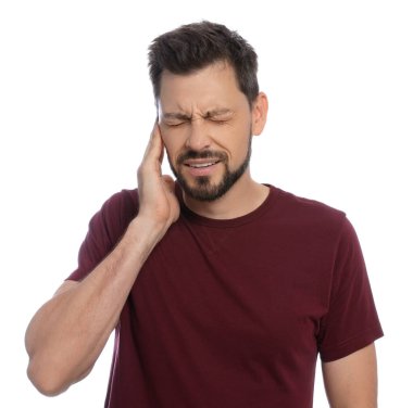 Beyaz arka planda kulak ağrısı çeken bir adam.