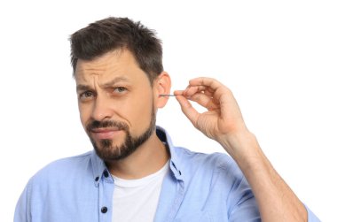 Duygusal adam beyaz arka planda kulakları temizliyor.