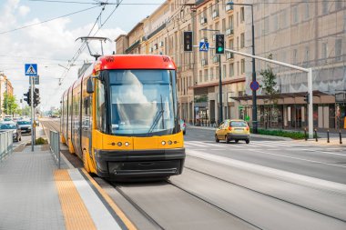 Şehirde tramvay yolda. Toplu taşıma