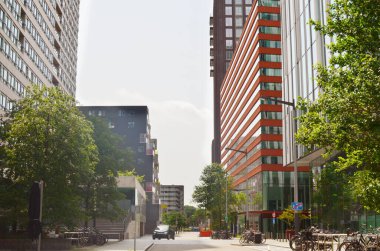 Güzel şehir mimarisi olan şehir caddesi.