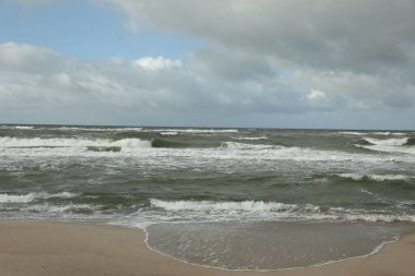 Bulutlu bir günde dalgalı deniz manzarası
