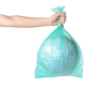 Beyaz arka planda plastik torba içinde dünyayı tutan kadın, yakın plan. Çevre koruma kavramı