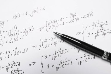Matematiksel formülleri ve kalemi olan kağıt, yakın plan.