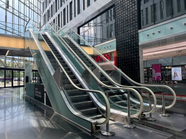 23 Temmuz 2022 'de, alışveriş merkezindeki modern yürüyen merdivenler.
